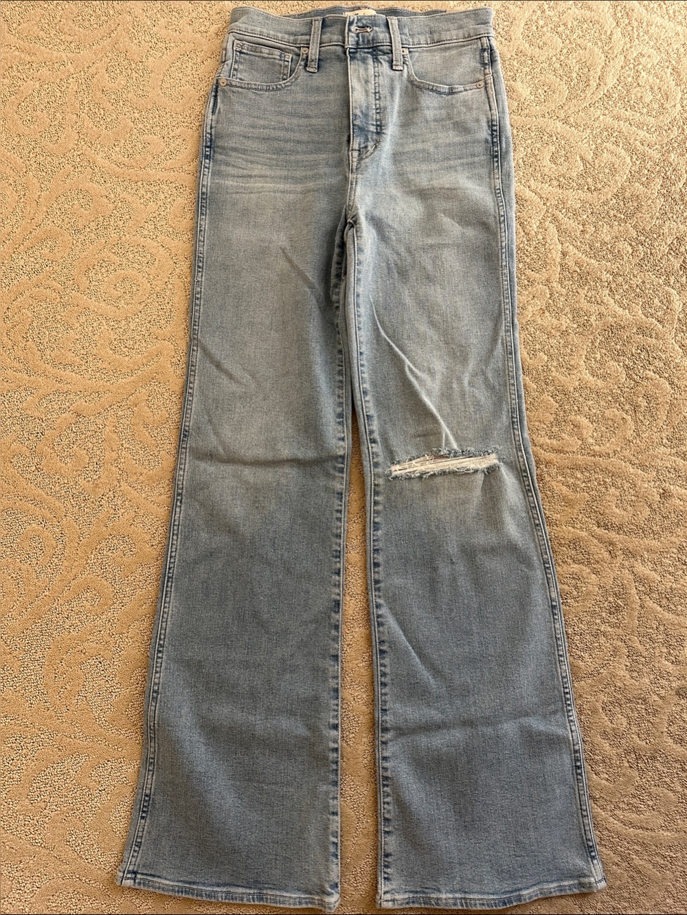 Madewell Light Blue 11” High-Rise Flare Jeans with Knee Rip Size 26 Brand New